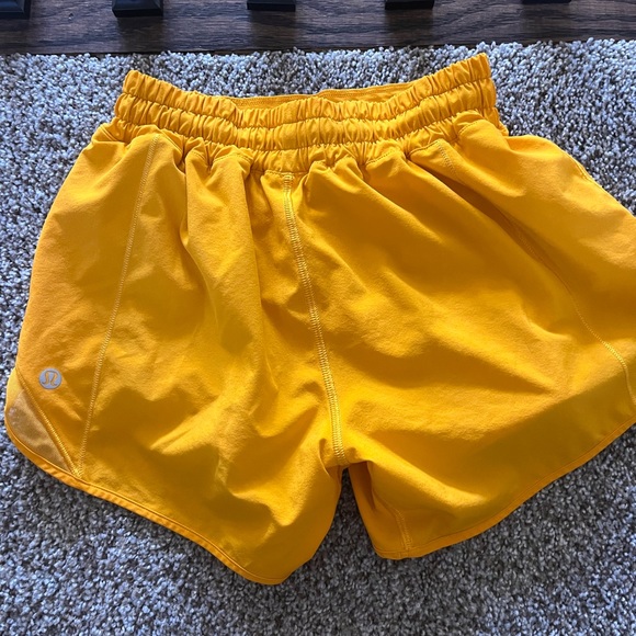 LULULEMON HOTTY HOT 4 INCH SIZE 2 - Picture 2 of 5